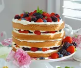 Sahnetore mit Beeren (vegetarisch)