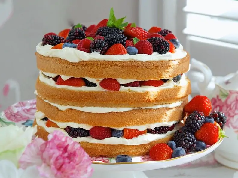 Sahnetore mit Beeren (vegetarisch)