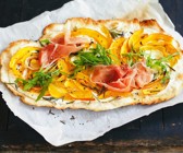 Kürbis-Flammkuchen mit Parmaschinken