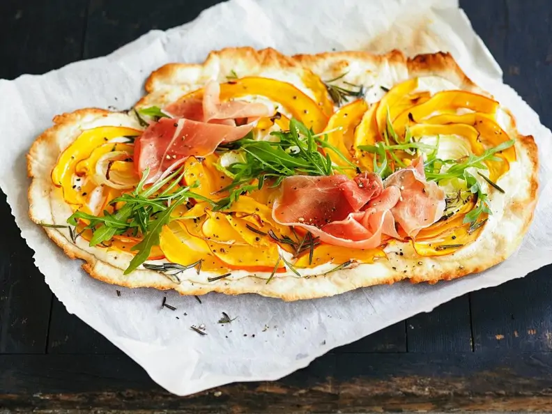 Kürbis-Flammkuchen mit Parmaschinken