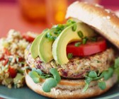 Burger mit Reisbratling und Avocado