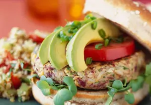 Burger mit Reisbratling und Avocado