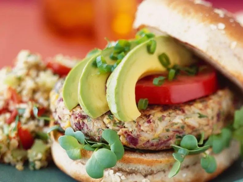 Burger mit Reisbratling und Avocado