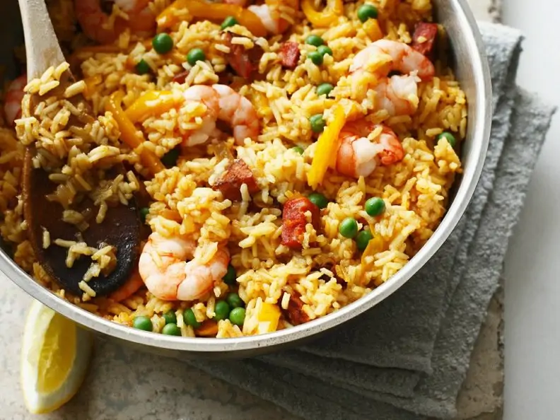 Paella mit Garnelen und Chorizo