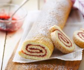 Biskuitroulade mit Erdbeerkonfitüre